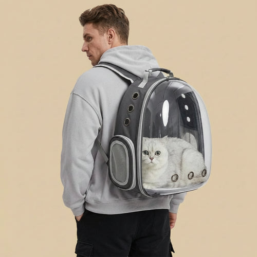 Homme portant un sac à dos bulle noir pour chat