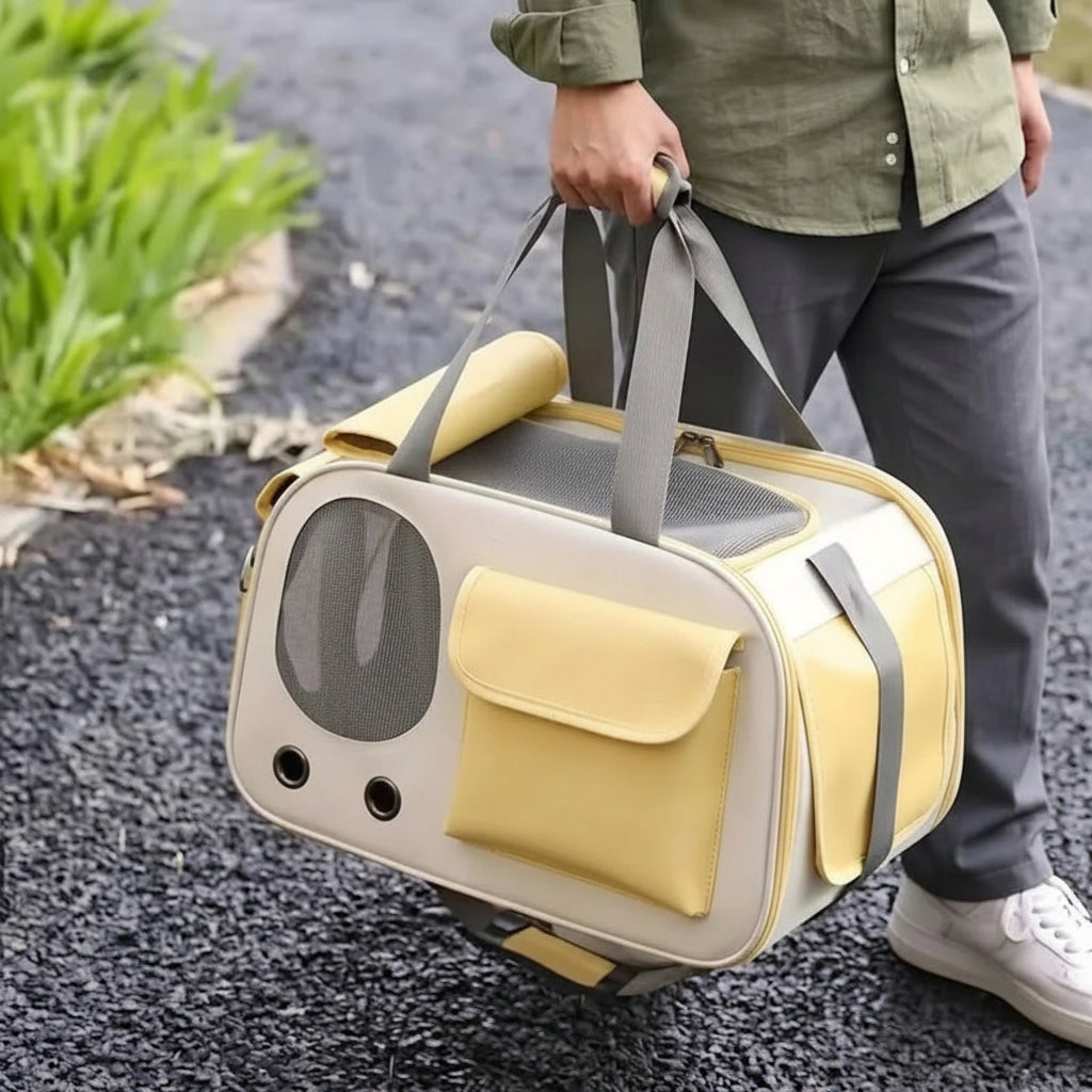 Homme tenant un sac de transport pour chat jaune pliable