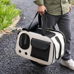 Homme portant un sac de transport pour chat noir et blanc