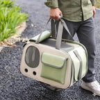 Homme portant un sac de transport pour chat vert pliable