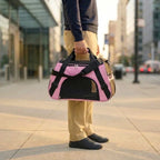 Homme tenant un sac de transport pour chat rose à la main