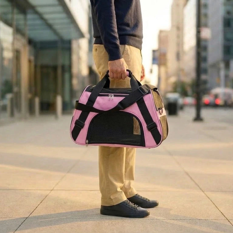 Homme tenant un sac de transport pour chat rose à la main