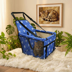 Sac de transport pour chat bleu installé sur siège auto avec fixation ceinture de sécurité