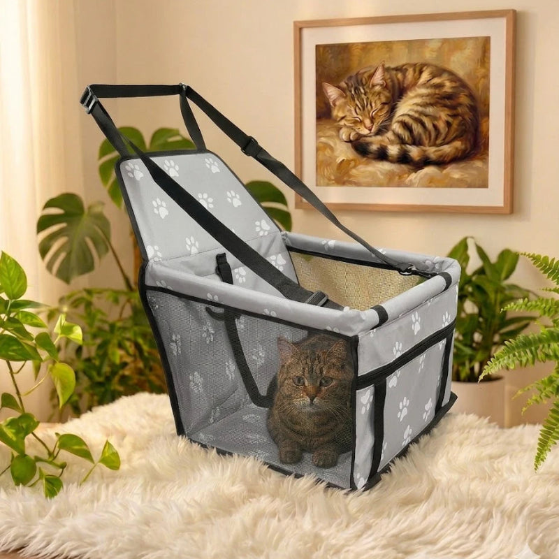 Sac de transport pour chat gris installé sur siège auto avec fixation ceinture de sécurité
