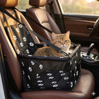 Sac de transport pour chat noir installé sur siège auto avec fixation ceinture de sécurité