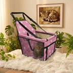 Sac de transport pour chat rose installé sur siège auto avec fixation ceinture de sécurité