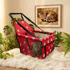 Sac de transport pour chat rouge installé sur siège auto avec fixation ceinture de sécurité
