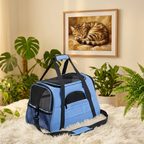 Homme portant un sac de transport souple pour chat bleu Oxford