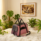 Homme portant un sac de transport souple pour chat rose Oxford
